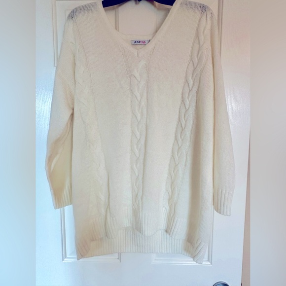 Cream coloured cable knit sweater - Picture 1 of 4